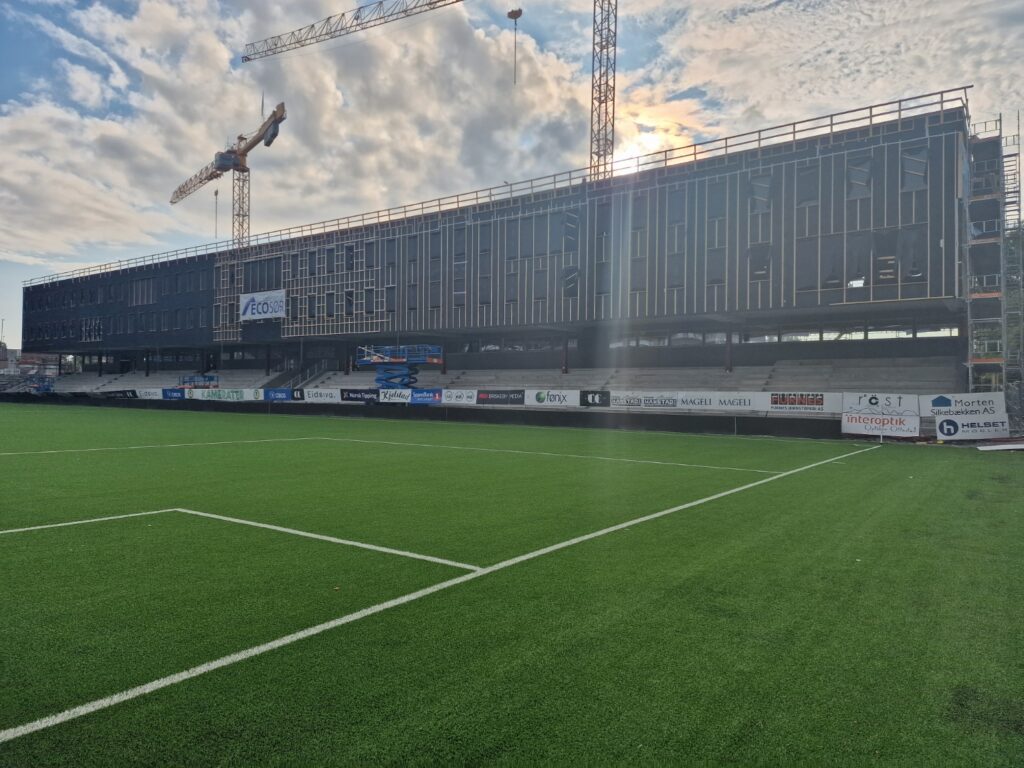 prosjekter-briskeby-stadion-tribune-kran-ecosor