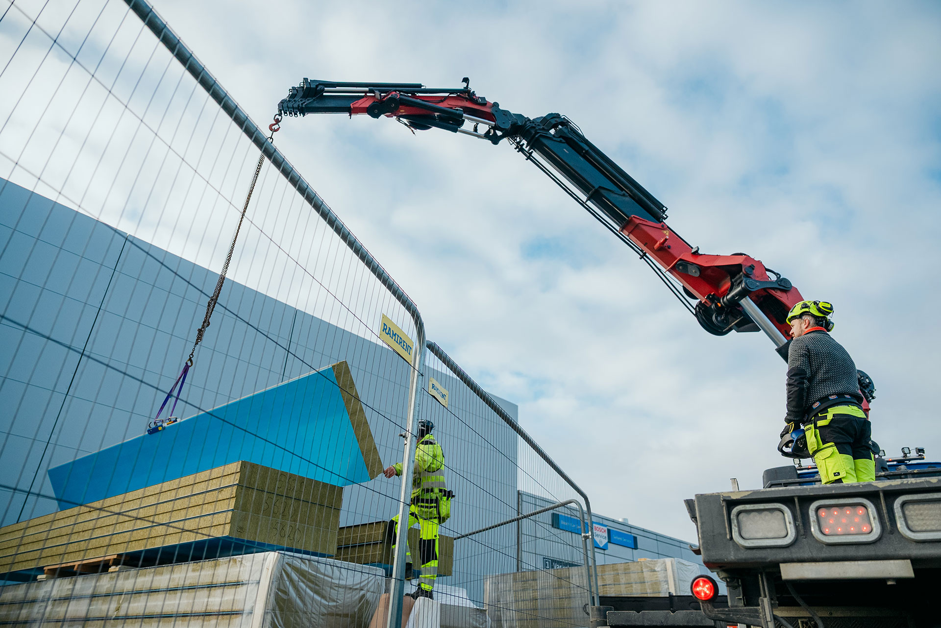 Arbeidere på byggeplass hos Ecosør utfører løfteoperasjon i tråd med HMS og sikkerhetsrutiner