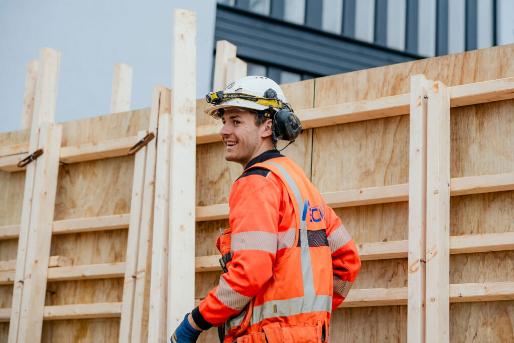 smilende-ansatt-pa-byggeplass-ecosor