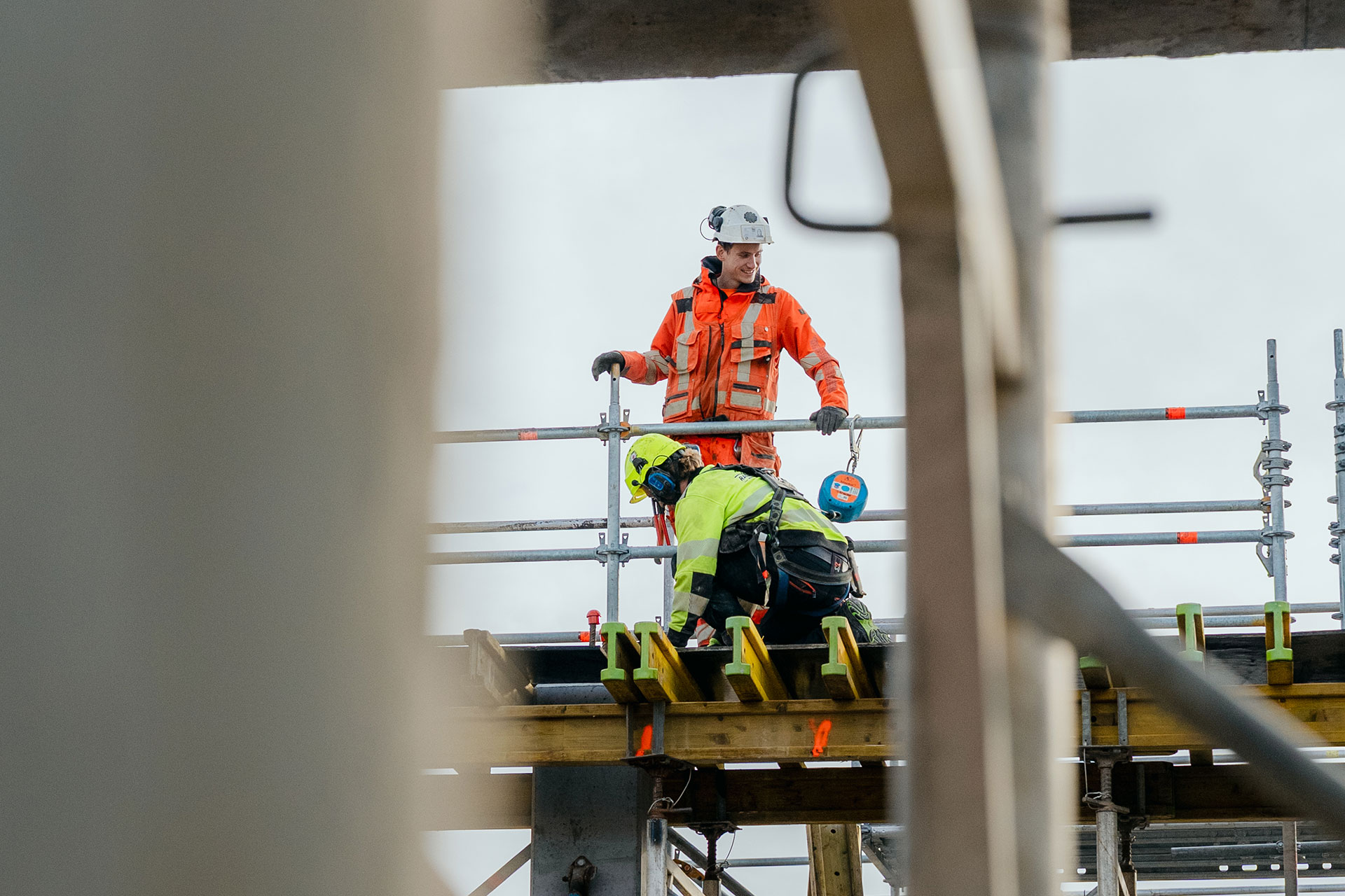 Arbeidere på stillas samarbeider på byggeplass hos Ecosør