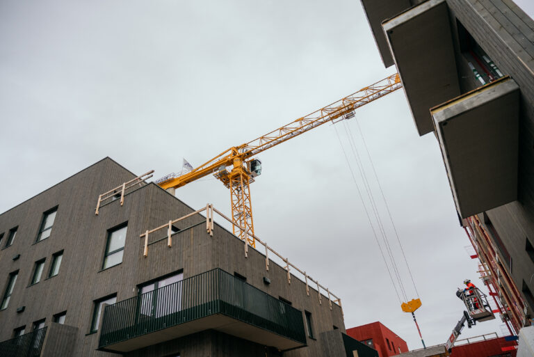 Tårnkran over boligbygg under oppføring på Ankerhagen-prosjektet hos Ecosør